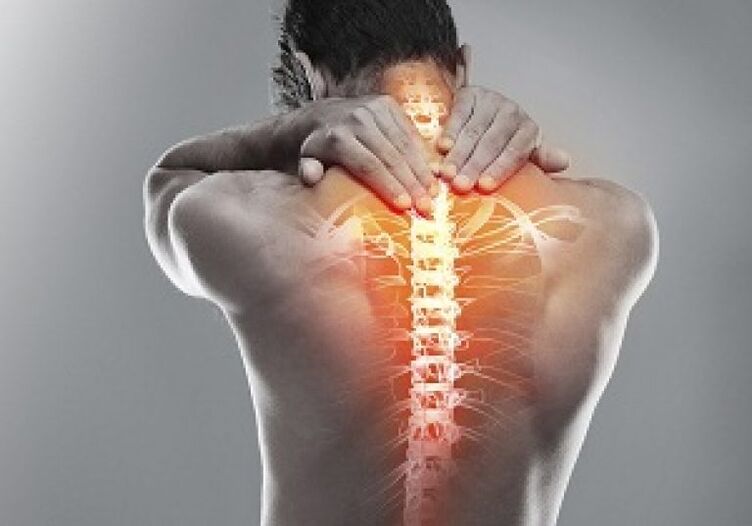 Při hrudní osteochondróze se mění struktura kostní tkáně obratlů